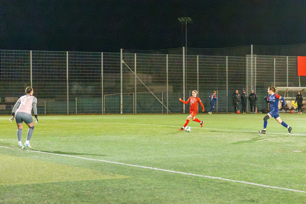 FCHFCE_251121_2717 | 1.FC Heidenheim 1846 II vs. FC Ellwangen II, Fußball, Frauen, Bezirksliga, 2025/2026, 10. Spieltag, 22.11.2025 in Heidenheim, Kunstrasen b. Voith-Arena West, Flutlichtspiel(Foto: Michael Bulling) - Realisiert mit Pictrs.com