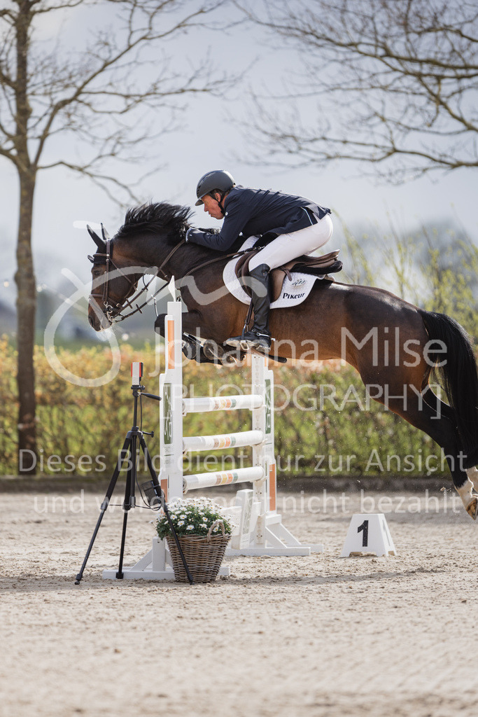 230425_HofSosath_SprPf-M-509 | Deine schönsten Turniermomente als professionelle Fotos! Entdecke hochwertige Pferdesport-Fotografie im Online-Shop. Jetzt Fotos finden & bestellen!