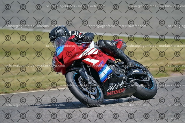 26BT02-1877 | markuskiefer.com - Realisiert mit Pictrs.com