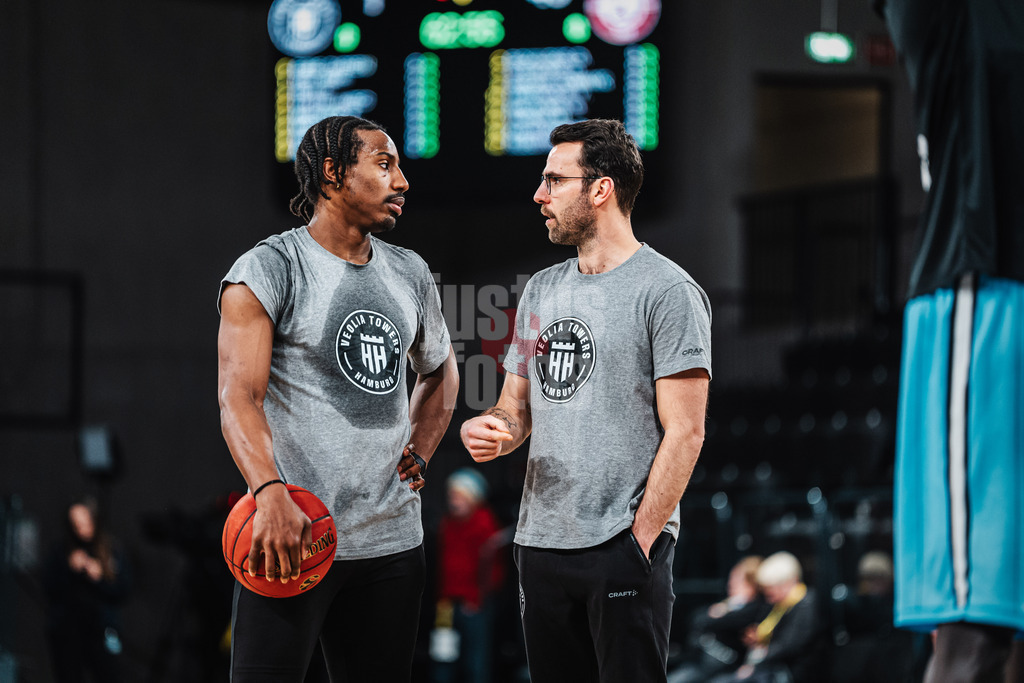 Basketball | Männer | Saison 2024/2025 | BKT EuroCup | Veolia Towers Hamburg vs. 7Bet-Lietkabelis Panevezys | 21.01.2025 | v.l. Jonathan Stove (#22, Veolia Towers Hamburg) und Headcoach Benka Barloschky (Hamburg Towers)  beim Warmup