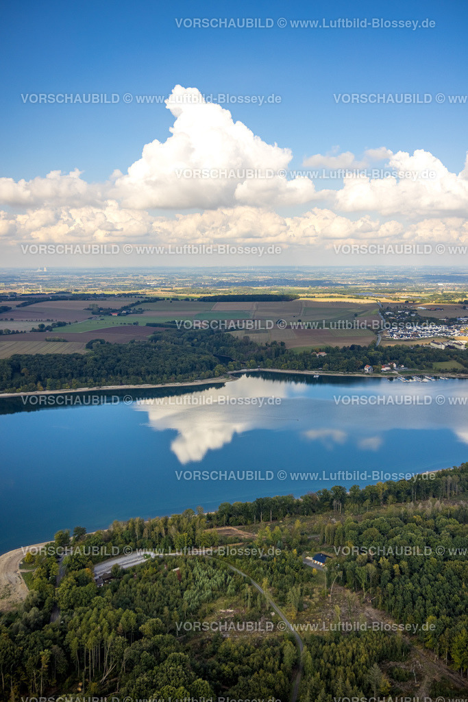 Moehnesee220902275 | Luftbild, Fernsicht und blauer Himmel mit Wolken,  Spiegelung der Wolken im Delecker Becken, Sandstrand Schweinebucht, Delecke, Möhnesee, Sauerland, Nordrhein-Westfalen, Deutschland