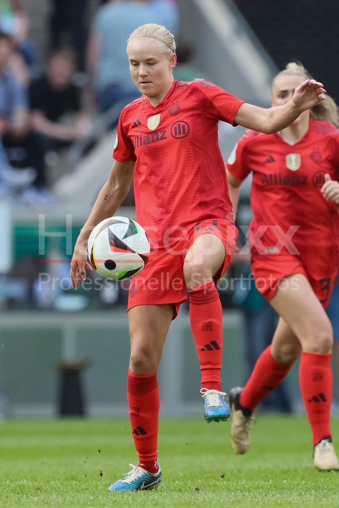 Fussball, DFB-Pokal Finale Frauen, FC Bayern München - VfL Wolfsburg | v.li.: Pernille Harder (FC Bayern München, 21) am Ball, Einzelbild, Ganzkörper, Aktion, Action, Spielszene, DIE DFB-RICHTLINIEN UNTERSAGEN JEGLICHE NUTZUNG VON FOTOS ALS SEQUENZBILDER UND/ODER VIDEOÄHNLICHE FOTOSTRECKEN. DFB REGULATIONS PROHIBIT ANY USE OF PHOTOGRAPHS AS IMAGE SEQUENCES AND/OR QUASI-VIDEO.