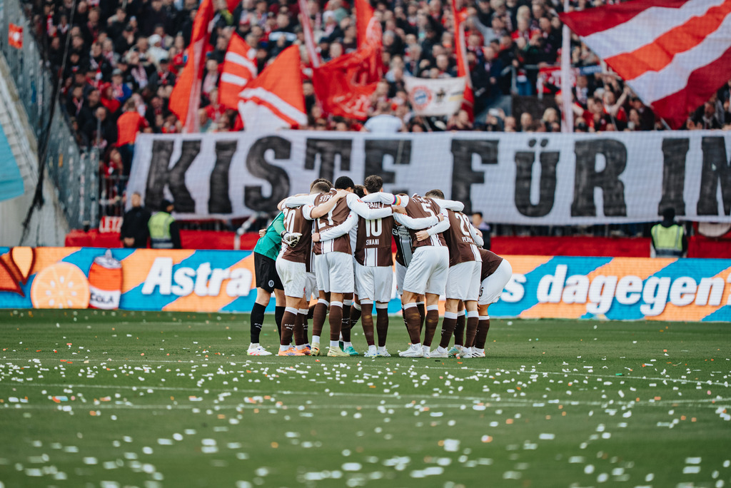 _STP2194 | Der offizielle Shop für FC St. Pauli Fotos. Wähle aus Spielszenen & Fanmomenten dein FCSP Wunschformat. Wir liefern Millerntor-Atmosphäre.