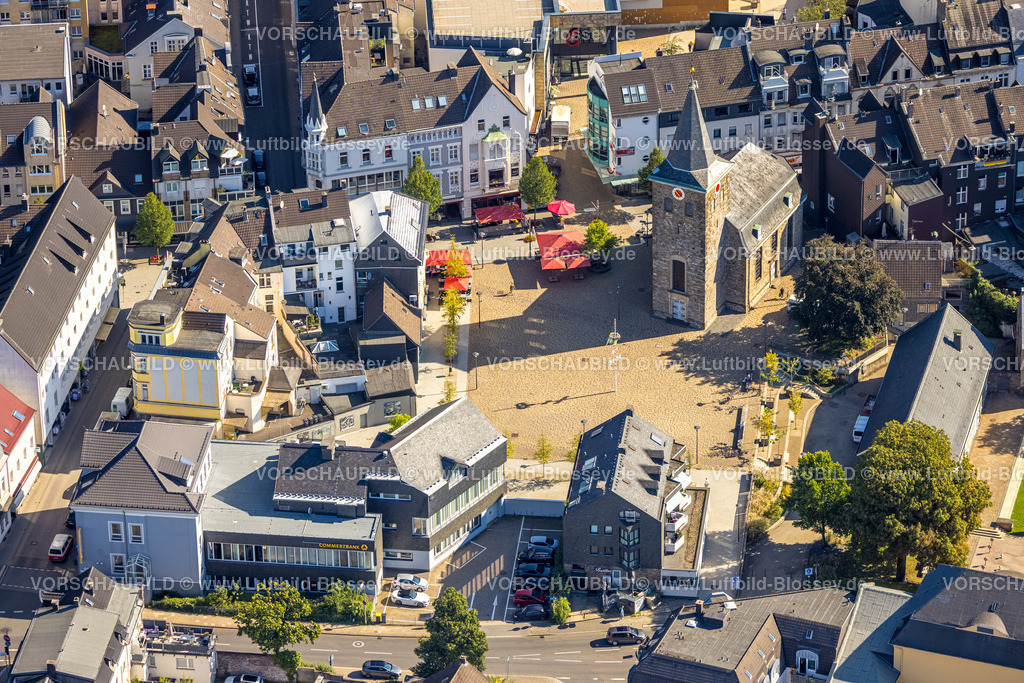 Velbert240812461 | Luftbild, Stadtzentrum Alte Kirche am Marktplatz Am Offers, Außengastronomie und rote Sonnenschirme, Velbert, Ruhrgebiet, Nordrhein-Westfalen, Deutschland