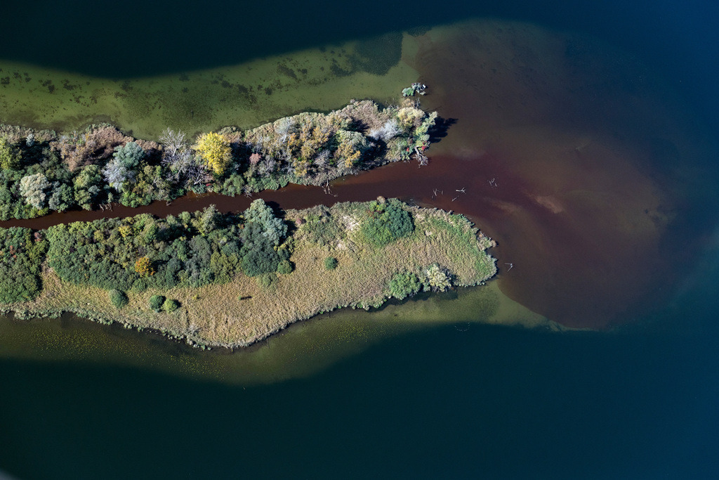 dr__0038697.jpg | DIEßEN AM AMMERSEE 11.10.2019 Uferbereiche entlang der Fluß- Mündung der Ammer in den Ammersee in Dießen am Ammersee im Bundesland Bayern, Deutschland. // Riparian areas along the river mouth of Ammer in den Ammersee in Diessen am Ammersee in the state Bavaria, Germany. Foto: Daniel Reiter