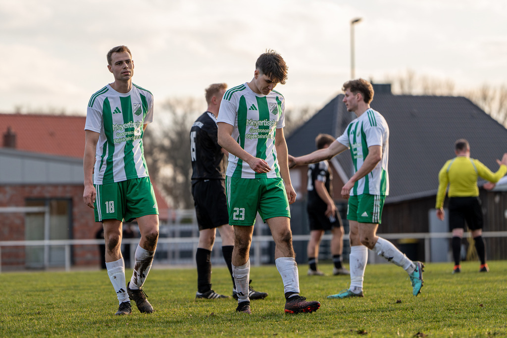 Fußball I Herren I Saison 2025-2026 I Bezirksliga Weser-Ems 4 I 21. Spieltag I TuS Lutten - SW Osterfeine I 4588 | jns.sportfotos - Realisiert mit Pictrs.com