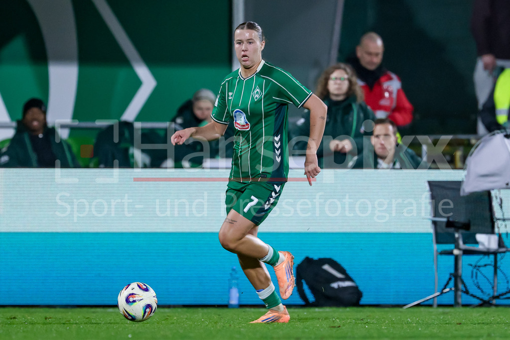 Fussball, Google Pixel Frauen-Bundesliga, SV Werder Bremen - RB Leipzig | Larissa Mühlhaus (SV Werder Bremen, 7) am Ball, Freisteller, Einzelbild, Ganzkörper, Aktion, Action, Spielszene, DIE DFB-RICHTLINIEN UNTERSAGEN JEGLICHE NUTZUNG VON FOTOS ALS SEQUENZBILDER UND/ODER VIDEOÄHNLICHE FOTOSTRECKEN. DFB REGULATIONS PROHIBIT ANY USE OF PHOTOGRAPHS AS IMAGE SEQUENCES AND/OR QUASI-VIDEO.