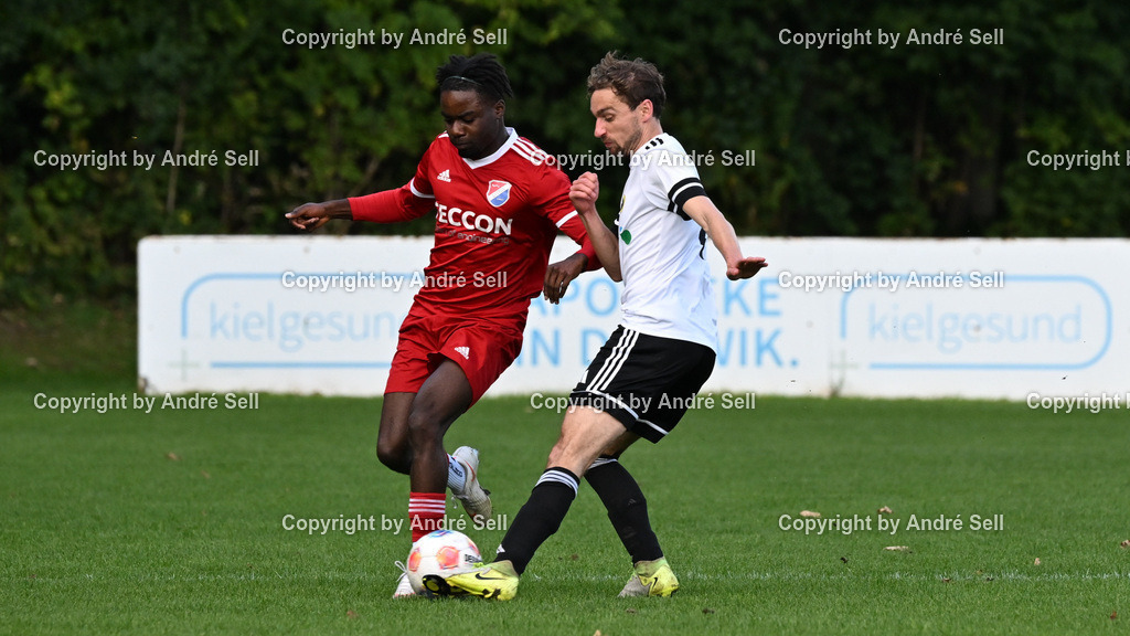 Wiker SV vs SpVg Molfsee II | Yannik Terrey (Wiker SV #4) vs Joel Prempeh (Molfsee #10) / Fußball-Verbandsliga Ost Männer 2026/2027 / Wiker SV vs SpVg Molfsee II / Auberg / Kiel / 04.10.26 - Realisiert mit Pictrs.com
