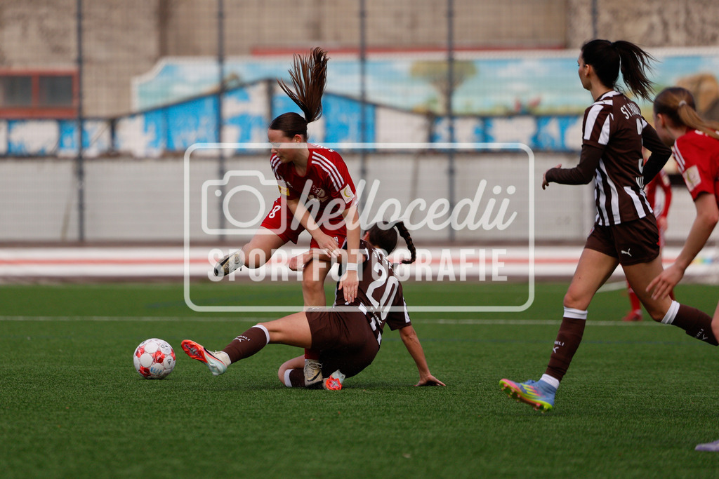 Fußball I Frauen I Saison 2025-2026 I Regionalliga Nord I 15. Spieltag I St. Pauli - SpVg Aurich-56 | Milla Svehla (8, SpVg Aurich) und Linnea Taube (20, FC St. Pauli) in einem harten Zweikampf. - Realisiert mit Pictrs.com