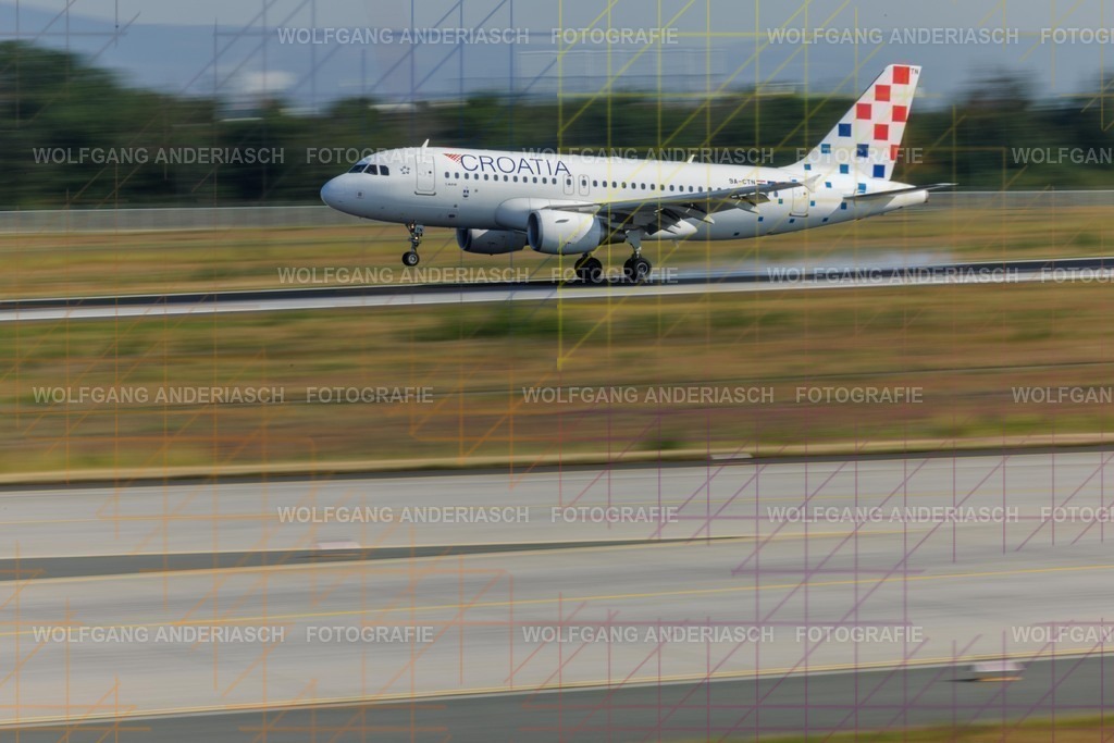 2025710-091618_FRA_25 R_R3B_3536 | Am Flughafen Frankfurt am Main treffen Dynamik und Präzision aufeinander: Startende und landende Flugzeuge verschiedenster Airlines, festgehalten in Farbe und Schwarz-Weiß. Von kraftvollen Silhouetten bis zur majestätischen Erscheinung der Königin der Lüfte – zeitlose Momente moderner Luftfahrt. - Realisiert mit Pictrs.com