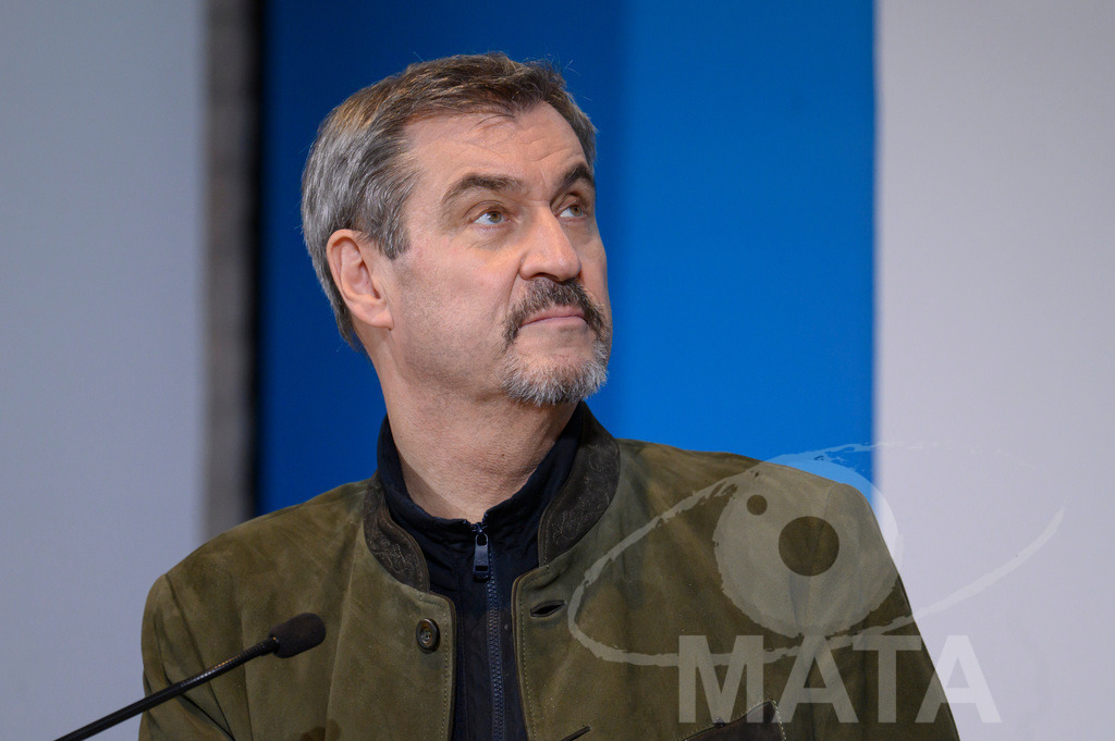 _DWI8003 | Bayerns Ministerpräsident Markus Söder (CSU) bei einer Pressekonferenz im Lokschuppen. Rosenheim, 02.12.2025 Bayern Deutschland - Realisiert mit Pictrs.com