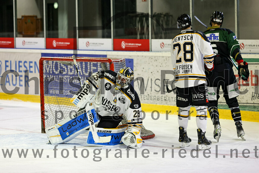 2022-09-23_043_TSV_Erding_gegen_EV_Fuessen | Erding, Deutschland, 23.09.2022:
Eishockey, Bayernliga 2022 / 2023, Testspiel, TSV Erding gegen EV Füssen, Endergebnis: 1:3

Torwart Benedikt Hötzinger (EV Füssen, #29), Nicolas Jentsch (EV Füssen, #28), Florian Zimmermann (Erding Gladiators, #5)

Foto: Christian Riedel / fotografie-riedel.net