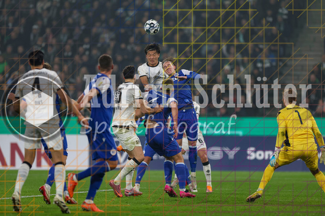 Borussia Mönchengladbach vs Karlsruher SC - DFB-Pokal 2. Runde | Mönchengladbach, Deutschland, 28.10.25:   Shuto Machino (Borussia Mönchengladbach) und David Herold (Karlsruher SC) im Kampf um den Ball waehrend des Spiels der DFB-Pokal 2. Runde zwischen Borussia Mönchengladbach vs Karlsruher SC im Stadion im Borussia Park(Foto von Brauer-Fotoagentur / Adrian Schlueter)