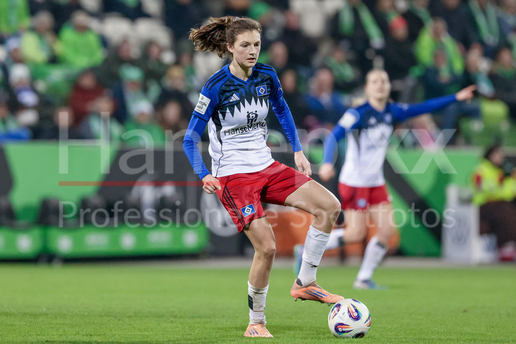 Fussball, Google Pixel Frauen-Bundesliga, VfL Wolfsburg - Hamburger SV | Lotta Wrede (Hamburger SV, 32) am Ball, Einzelbild, Ganzkörper, Aktion, Action, Spielszene, DIE DFB-RICHTLINIEN UNTERSAGEN JEGLICHE NUTZUNG VON FOTOS ALS SEQUENZBILDER UND/ODER VIDEOÄHNLICHE FOTOSTRECKEN. DFB REGULATIONS PROHIBIT ANY USE OF PHOTOGRAPHS AS IMAGE SEQUENCES AND/OR QUASI-VIDEO.