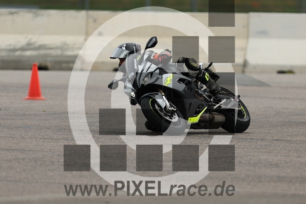 inst-20250615_00292 | Schöne Erinnerungen an spannende Momente - das festzuhalten ist unser Job. PIXELrace.de ist seit 2003 auf den Rennstrecken Europas unterwegs um die Action draußen beim Fahren und die wunderbare Stimmung imm Fahrerlager für euch einzufangen.