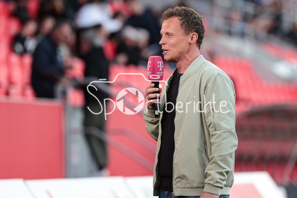 FC Ingolstadt - SV Waldhof Mannheim | MagentaSport Moderator Alexander KUEPPER in Aktion / Freisteller / Einzelfoto