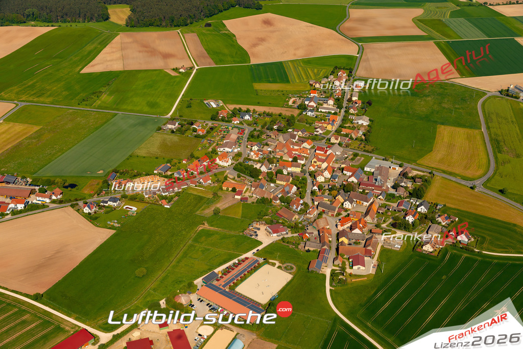 Das Luftbild zeigt : Mausdorf Emskirchen - Die Luftaufnahme wurde 2024 vom UL-Flugzeug aus erstellt ( keine Drohne ) - Hochauflösende Luftaufnahme - Für grossformatige Ausdrucke geeignet. Die Geschenkidee !Mit Lizenz und Bildrechte bestellbar