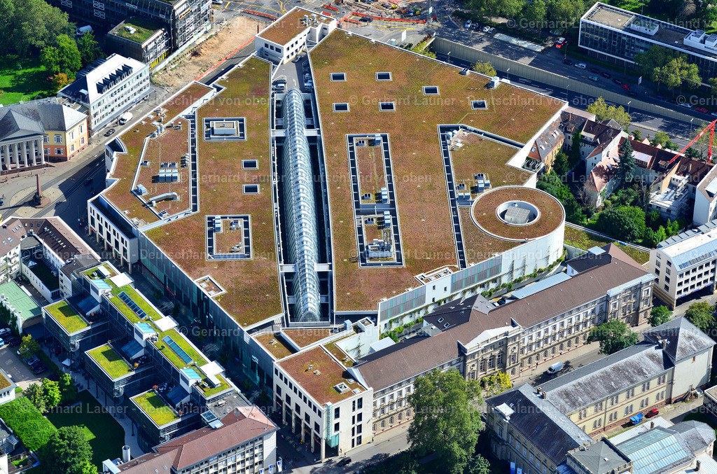 3390583 | Das Ettlinger Tor Karlsruhe ist ein 2005 eröffnetes Einkaufszentrum der Hamburger ECE-Gruppe in der Innenstadt von Karlsruhe