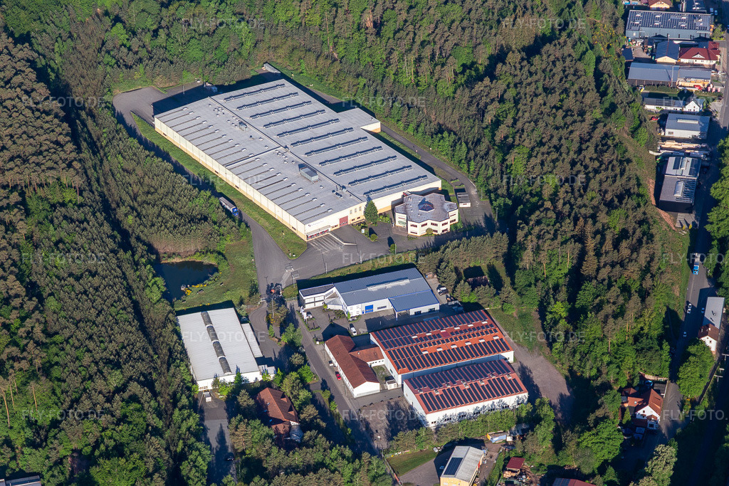 Luftbild: Schumacher Packaging GmbH Werk Hauenstein in Hauenstein im Bundesland Rheinland-Pfalz in Deutschland.Foto: IMG_131403.jpg vom 14.05.2022 durch Werner Riehm/FLY-FOTO.deAuflösung des Originals: 5472 x 3648 pxWWW.MONDIGROUP.COM