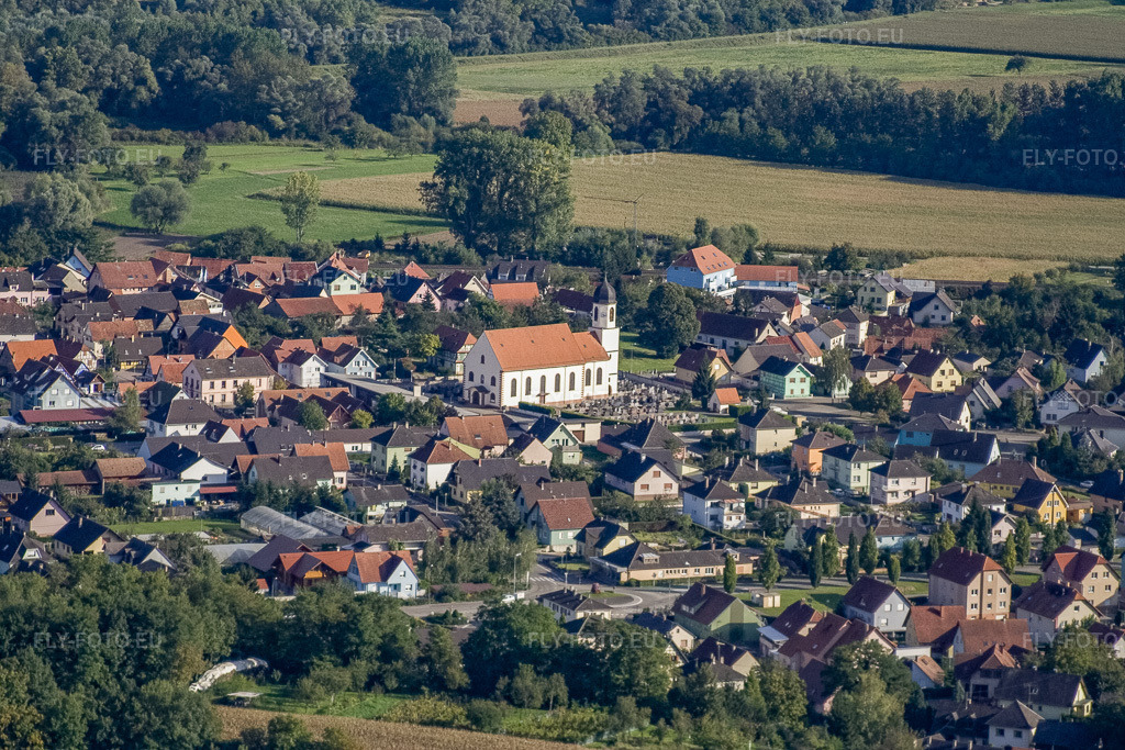 Vue aérienne: Centre du village avec église vue de l'ouest à Mothern dans le département Bas Rhin, France – .Photo: IMG_8088.jpg prise le 15/09/2007 par Werner Riehm/FLY-FOTO.eu – Résolution de l'original: 3456 x 2304 px