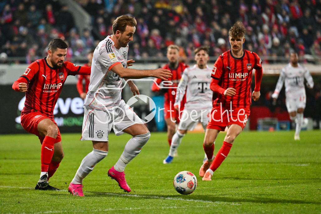 1. FC Heidenheim - FC Bayern München | HEIDENHEIM, GERMANY - 21. DECEMBER: im Duell Marnon BUSCH (1. FC Heidenheim 2) und Harry KANE (FC Bayern Munich 9) während dem Bundesligamatch zwischen dem 1. FC Heidenheim und dem FC Bayern München am 15. Spieltag in der Voith-Arena / DFL REGULATIONS PROHIBIT ANY USE OF PHOTOGRAPHS AS IMAGE SEQUENCES AND/OR QUASI-VIDEO