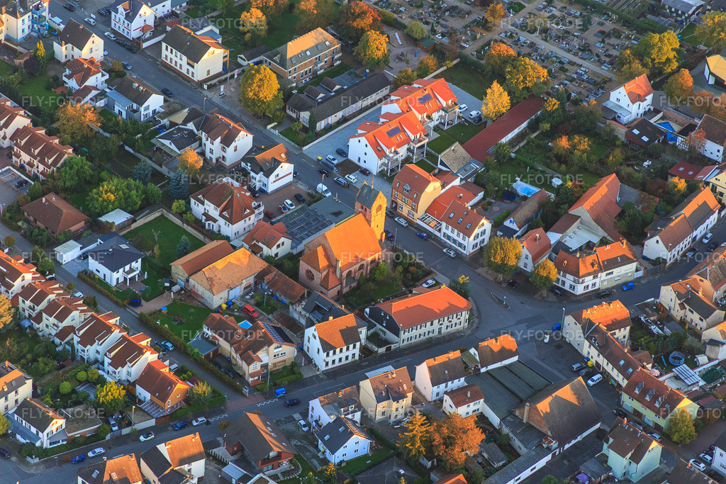 Luftbild: evang. Kirche und Friedhof in Gernsheim im Bundesland Hessen in Deutschland.Foto: IMG_075102.jpg vom 18.10.2014 durch Werner Riehm/FLY-FOTO.deAuflösung des Originals: 5472 x 3648 px