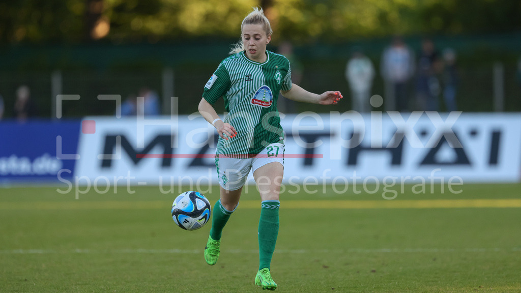 Fussball, Google Pixel Frauen-Bundesliga, SV Werder Bremen - VfL Wolfsburg | v.li.: Nina Lührßen (SV Werder Bremen, 27) am Ball, Freisteller, Einzelbild, Ganzkörper, Aktion, Action, Spielszene, DIE DFB-RICHTLINIEN UNTERSAGEN JEGLICHE NUTZUNG VON FOTOS ALS SEQUENZBILDER UND/ODER VIDEOÄHNLICHE FOTOSTRECKEN. DFB REGULATIONS PROHIBIT ANY USE OF PHOTOGRAPHS AS IMAGE SEQUENCES AND/OR QUASI-VIDEO.