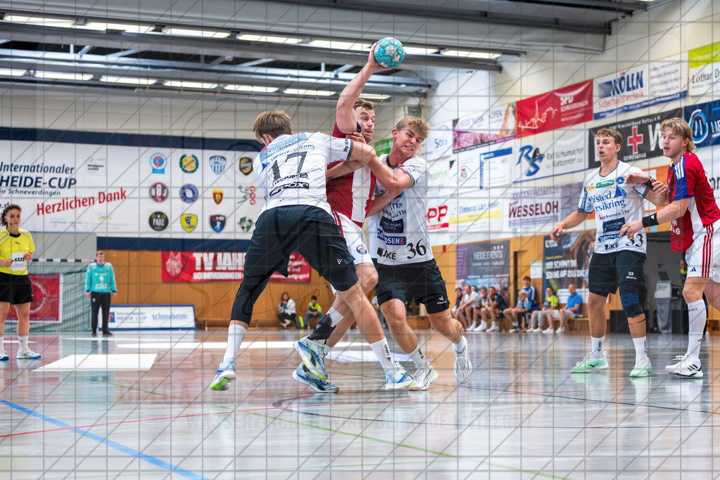 IHC 2026 - Handball-Club Hamburg vs. Mors-Thy Håndbold | Moritz Sauter (Handball-Club Hamburg #33), Oliver Sonne Wosniak (Mors-Thy Håndbold #17), Silas Overby (Mors-Thy Håndbold #36); IHC 2026 - Handball-Club Hamburg vs. Mors-Thy Håndbold am 08.08.26 in Sporthalle KGS, Schneverdingen - Realisiert mit Pictrs.com