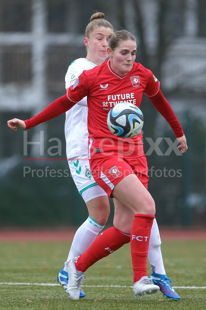 Fussball, Testspiel Frauen, SV Werder Bremen - FC Twente Enschede | v.li.: Michelle Ulbrich (SV Werder Bremen, 5) und Taylor Ziemer (FC Twente Vrouwen, 25) im Zweikampf, Duell, Dynamik, Aktion, Action, Spielszene