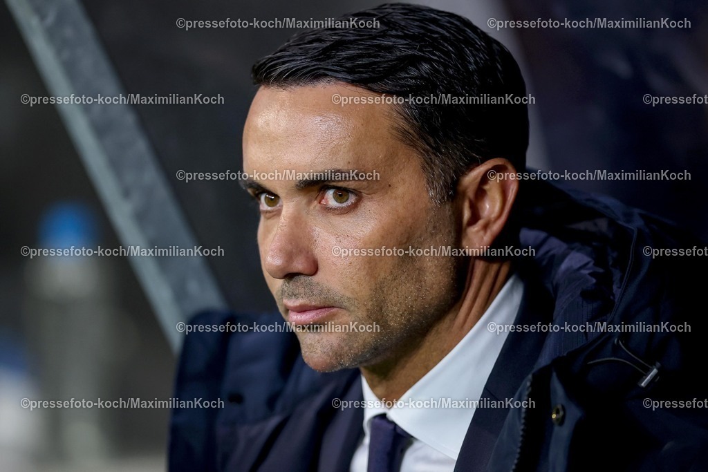 UCL26112501031 | 26.11.2025, Fußball, UEFA Champions League, Eintracht Frankfurt - Atalanta Bergamo, Deutsche-Bank-Park (Frankfurt am Main), 5. Spieltag, Saison 2025 2026: Cheftrainer Raffaele Palladino (Atalanta Bergamo #hc)  Regulations prohibit any use of photographs as image sequences and or quasi-video.