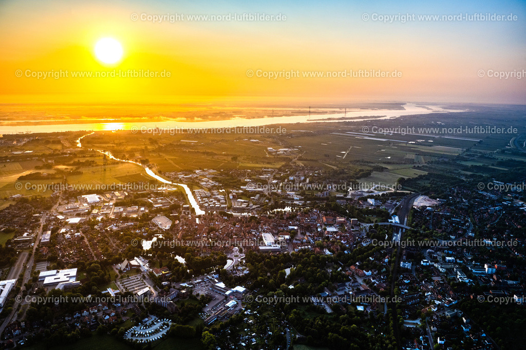 Stade_im_Sonnenaufgang_ELS_2840050623 | STADE 05.06.2023 Stadtzentrum im Innenstadtbereich in Stade im Bundesland Niedersachsen. Im Bild die Baustelle zum Neubau des Gebäudekomplexes des Einkaufszentrum GESCHÄFTSHAUS NEUER PFERDEMARKT in Stade im Bundesland Niedersachsen. Auf der Abrißfläche eines ehemaligen Hertie- Kaufhauses ensteht durch das Bauunternehmen Baresel GmbH nach Entwürfen des Architekturbüro Buttge für die MATRIX Immobilien GmbH ein attraktiver Neubau. // The city center in the downtown area in Stade in the state Lower Saxony. In the picture the new construction of the building complex of the shopping center GESCHAeFTSHAUS NEUER PFERDEMARKT in Stade in the state Lower Saxony. On the demolition surface of a former Hertie department store, the building contractor Baresel GmbH developed an attractive new building for the MATRIX Immobilien GmbH, based on designs by the architecture firm of Buttge. Foto: Martin Elsen