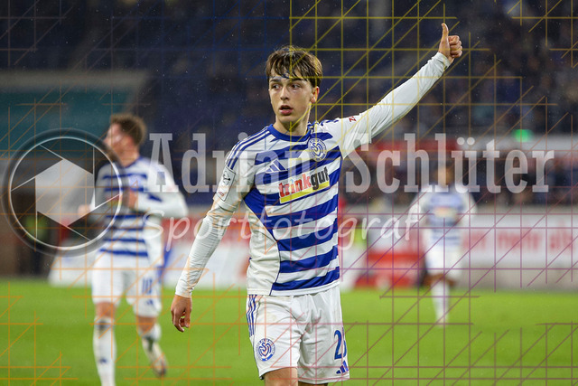 MSV Duisburg vs Rot-Weiss Essen - 3. Liga | Duisburg, Deutschland, 26.10.25:   Jan-Simon Symalla (MSV Duisburg) gestikuliert, Gestik waehrend des Spiels der 3. Liga MSV Duisburg vs Rot-Weiss Essen in der schauinsland-reisen-arena(Foto von Brauer-Fotoagentur / Adrian Schlueter)