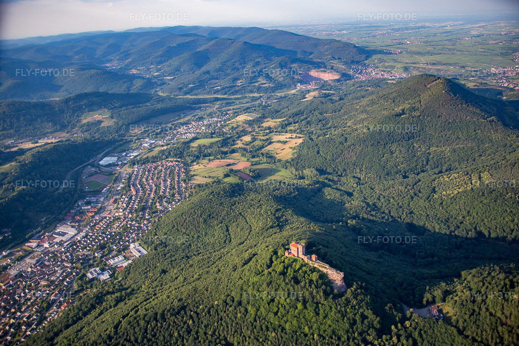 Luftbild: Burg Trifels in Annweiler am Trifels im Bundesland Rheinland-Pfalz in Deutschland. Foto: IMG_082657.jpg vom 25.06.2015 durch Werner Riehm/FLY-FOTO.de
