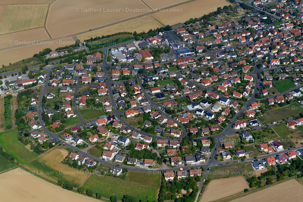 3650576 | WALDBüTTELBRUNN 13.09.2016 Wohngebiet - Mischbebauung der Mehr- und Einfamilienhaussiedlung  in Waldbüttelbrunn im Bundesland Bayern, Deutschland // Residential area - mixed development of a multi-family housing estate and single-family housing estate  in Waldbüttelbrunn in the state Bavaria, Germany Foto: Gerhard Launer