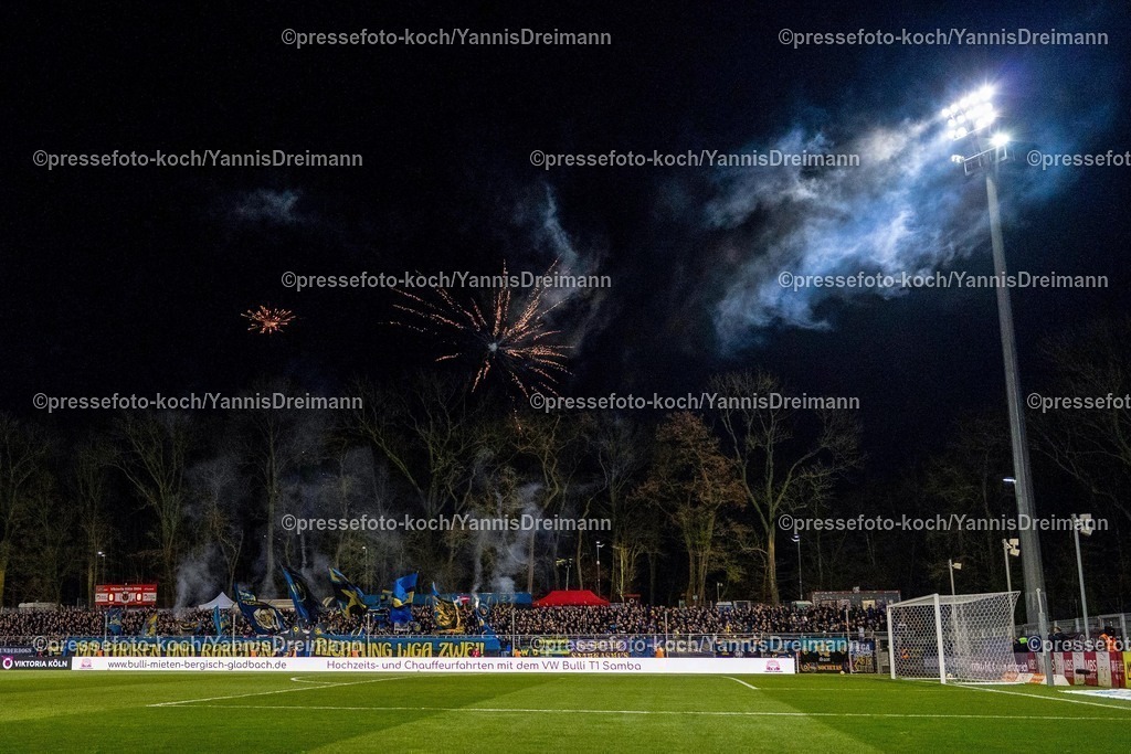 xYDR2802250101031 | 28.02.2025, xydrx, Fußball, Viktoria Köln - 1.FC Saarbrücken, 3.Liga, Sportpark Höhenberg, Saison 2024 2025: Saarbrücken Fans zünden Pyrotechnik, Feuerwerkskörper und Raketen bei der Choreografie vor dem Spiel. , Rauch steigt auf. DFB regulations prohibit any use of photographs as image sequences and or quasi-video.