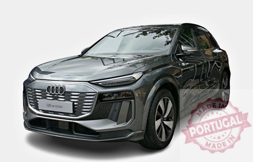 Modern Audi Q6 e-tron electric SUV car parked on white background | Stylish gray Audi Q6 e-tron electric SUV parked, showcasing its sleek design and advanced technology - Realisiert mit Pictrs.com