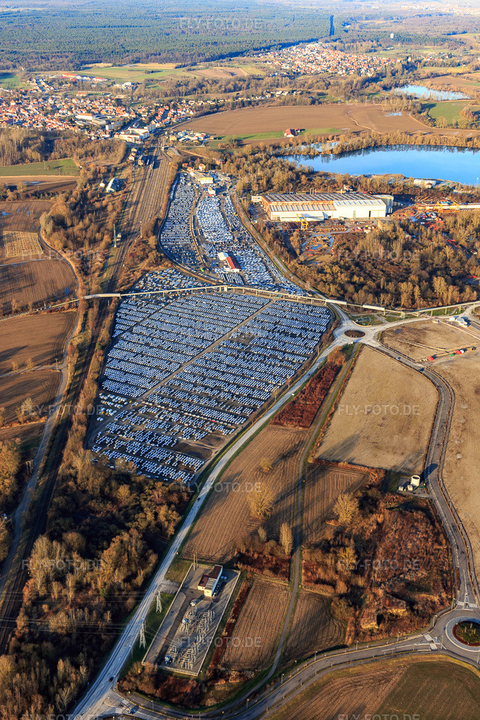 Luftbild: aRCHICUB - Abstellplatz zum Import von LKW und PKW der Walon in Lauterbourg im Bundesland Bas-Rhin in Frankreich.Foto: IMG_104820.jpg vom 16.02.2018 durch Werner Riehm/FLY-FOTO.deAuflösung des Originals: 3648 x 5472 pxSolutions logistiques pour l'industrie: