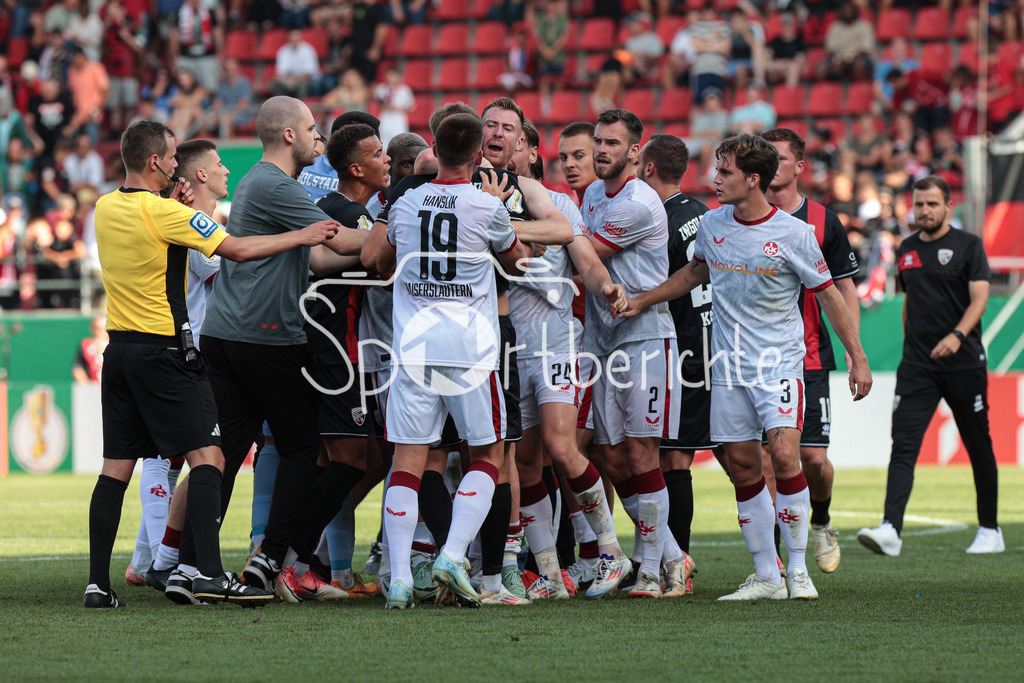 FC Ingolstadt - 1. FC Kaiserslautern | Nach Schlusspfiff gab es noch eine Rudelbildung / Spielende
