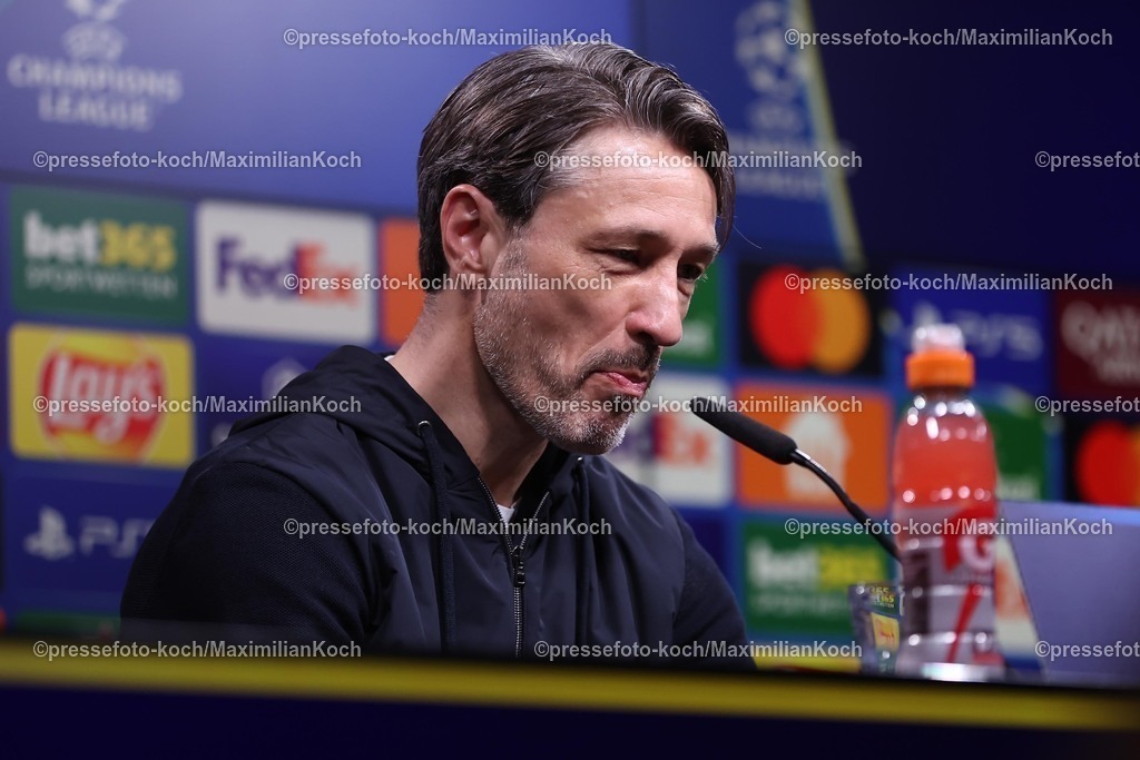 UCL1504251125 | 15.04.2025, Fußball, UEFA Champions League, Borussia Dortmund - FC Barcelona, BVB Stadion, Viertelfinale, Saison 2024 2025: Die Trainer bei der Pressekonferenz nach dem Spiel. Trainer Niko Kovac (Cheftrainer BVB) unzufrieden ENttäuschjt unglücklich angespannt MimikRegulations prohibit any use of photographs as image sequences and or quasi-video.