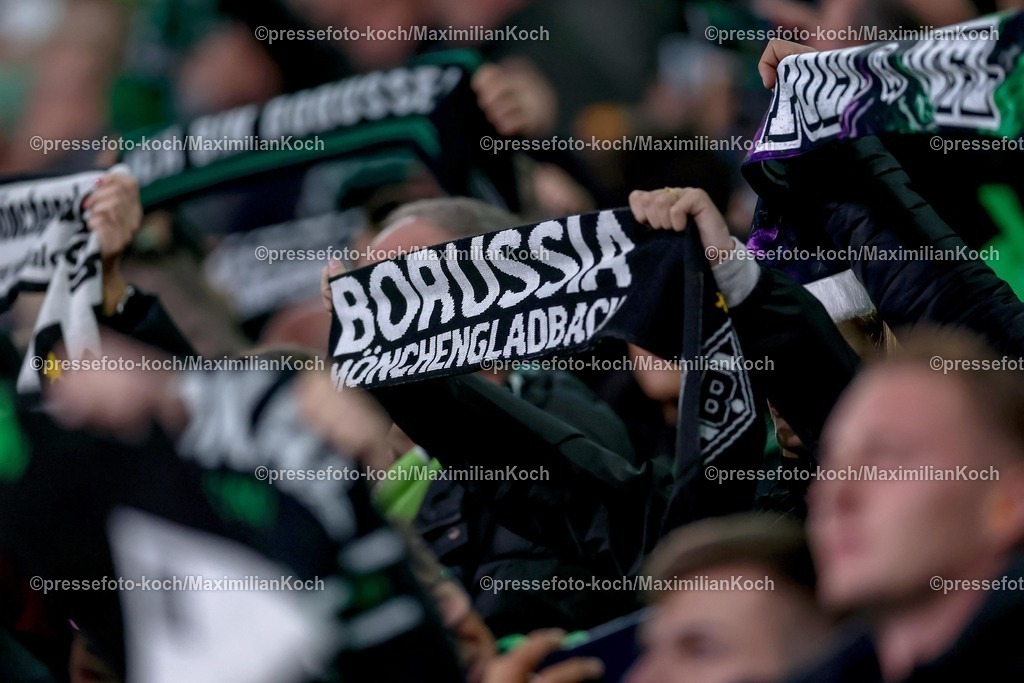 BMG05102501040 | 05.10.2025, Fußball, Borussia Mönchengladbach - SC Freiburg, 1. Fußball Bundesliga, Borussia-Park, Saison 2025 2026: Fans Zuschauer Fußballfans Borussiafans Fanschal Schalparade Schal SchalsDFB regulations prohibit any use of photographs as image sequences and or quasi-video.