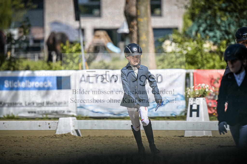 DOS_8672 | Entdecke hochwertige Reitturnierfotos von Foto Oger. Professionell, emotional und authentisch – jetzt Lieblingsmomente im Shop bestellen.Deutschlandweite Turnierfotografie. - Realisiert mit Pictrs.com