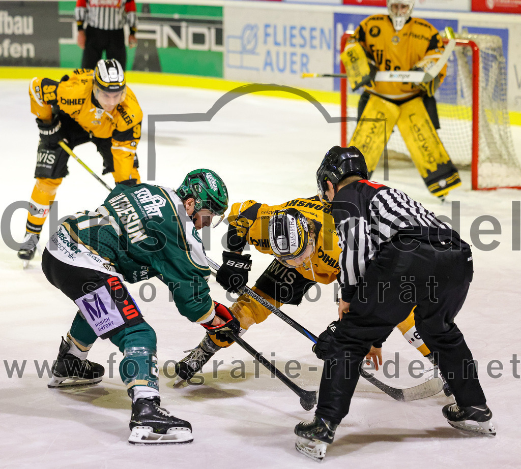 2026-02-27_153_TSV_Erding_gegen_EV_Fuessen | Erding, Deutschland, 27.02.2026:Eishockey, Oberliga Süd 2025 / 2026, 51. Spieltag, TSV Erding gegen EV Füssen, Endergebnis: 2:4Thomas Matheson (Erding Gladiators, #37), Matyas Stransky (EV Füssen, #88)Foto: Christian Riedel / fotografie-riedel.net