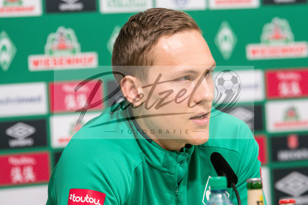 20200218_PKWEBR_0018 | Fussball, Herren: Ludwig Augustinsson (SV Werder Bremen) schaut waehrend der Pressekonferenz des SV Werder Bremen im Presseraum des wohninvest Weserstadion am 18.02.2020 in Osnabrueck, Deutschland. - Realisiert mit Pictrs.com