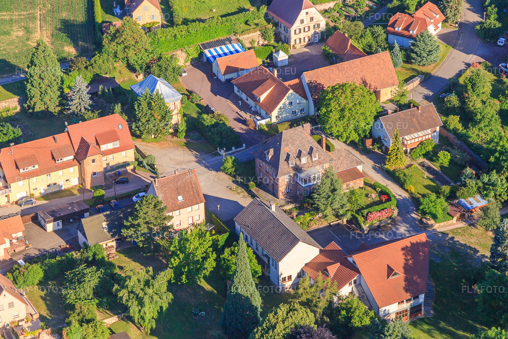 Vue aérienne: Quartier Geisberg, Rue du Château à le quartier Altenstadt in Wissembourg dans le département Bas Rhin, France – .Photo: IMG_100976.jpg prise le 17/06/2017 par Werner Riehm/FLY-FOTO.eu – Résolution de l'original: 5258 x 3505 px