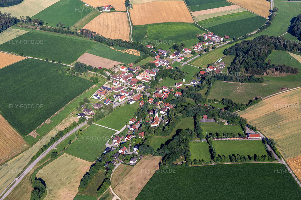 Luftbild: Oberglaim im Ortsteil Oberglaim in Ergolding im Bundesland Bayern in Deutschland. Foto: IMG_133100.jpg vom 03.07.2022 durch Werner Riehm/FLY-FOTO.deMarkt Ergolding