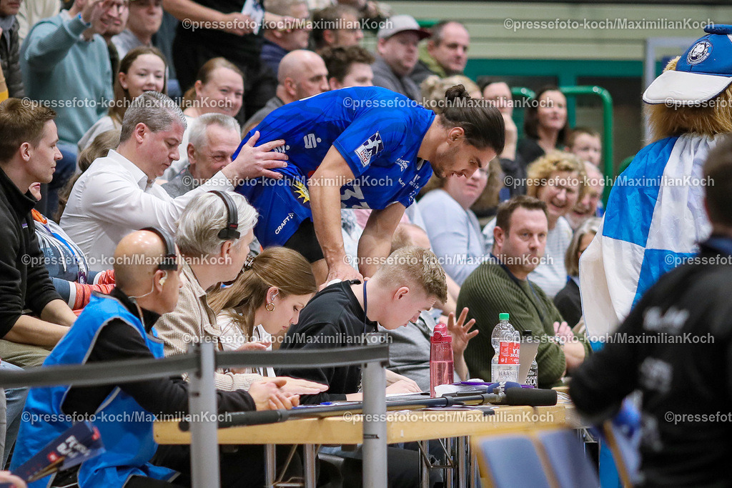 Wup1HBL10032401008 | 10.03.2024, Wuppertal, Handball, Uni-Halle, Liqui Moly Bundesliga, 25. Spieltag, Bergischer HC - VfL Gummersbach: Eloy Morante Maldonado (Bergischer HC) stürzt in den Zuschauerbereich