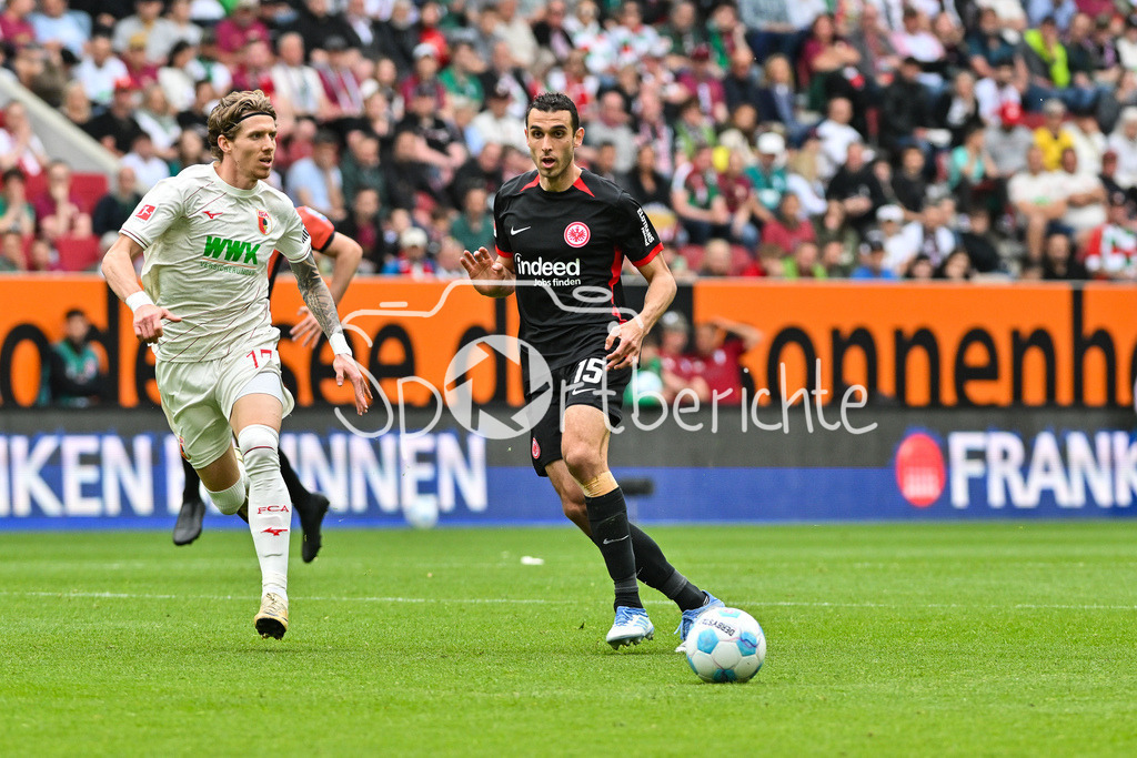 FC Augsburg - SG Eintracht Frankfurt | im Duell  Kristijan JAKIC (FC Augsburg 17) und Ellyes SKHIRI (Eintracht Frankfurt 15) / Zweikampf / Bundesliga: FC Augsburg - Eintracht Frankfurt, WWK Arena am 20.04.2025