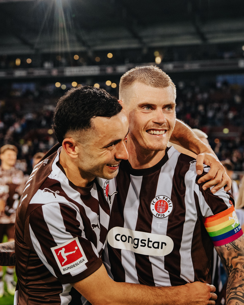 FCS02517 | Der offizielle Shop für FC St. Pauli Fotos. Wähle aus Spielszenen & Fanmomenten dein FCSP Wunschformat. Wir liefern Millerntor-Atmosphäre.