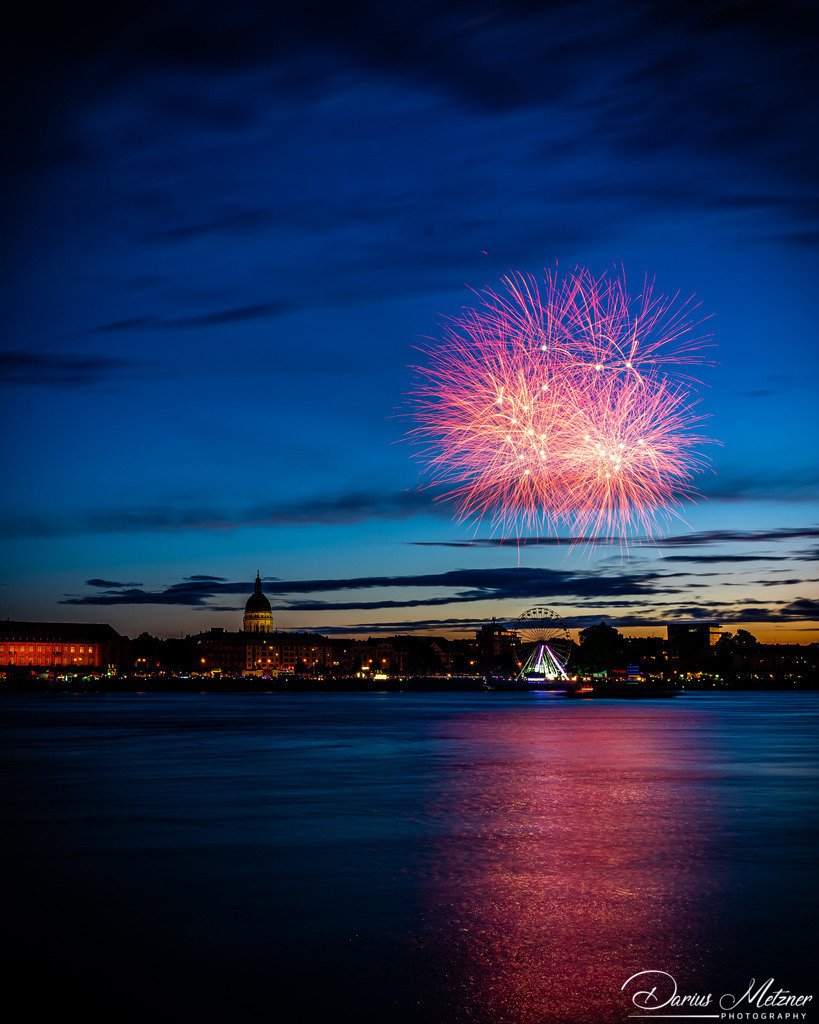 Feuerwerk über Mainz am Rhein | Seit 1968 findet die Mainzer Johannisnacht statt. Das Fest wurde zum 500. Todestages von Johannes Gutenberg ins Leben gerufen. Nachdem die Veranstaltung zweimal ausgefallen war, wurde im Jahr 2022 der Abschluss des Festes mit einem Feuerwerk gefeiert.
