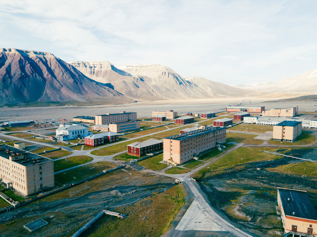 Pyramiden-auf-Spitzbergen-aus-der-Luft 11 - URBANISTER | Durch die Stadt gehen, als wohnte man woanders. Fotografie, subjektiver Urbanismus und aktiver Müßiggang. - Realisiert mit Pictrs.com